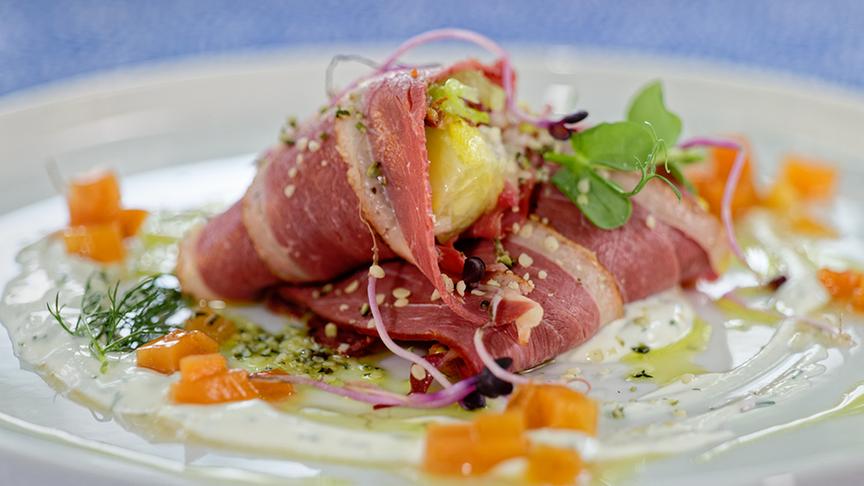 © Foto: ORF/ Silvia Schneider GmbH/ Juraj Melicher Geräucherte Gänsebrust mit mariniertem Kürbis, Grammelsalat und Kräuterrahm