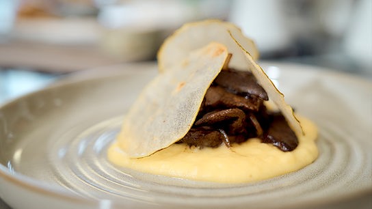 © Foto: ORF/ Silvia Schneider GmbH/ Christian Vogel Geröstete Leber mit Erdäpfel-Birnen-Miso-Püree