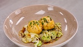 Grammelknödel mit Spitzkraut