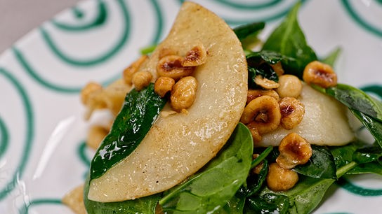 Graukäsetascherl mit Spinatblätter und gerösteten Haselnüssen