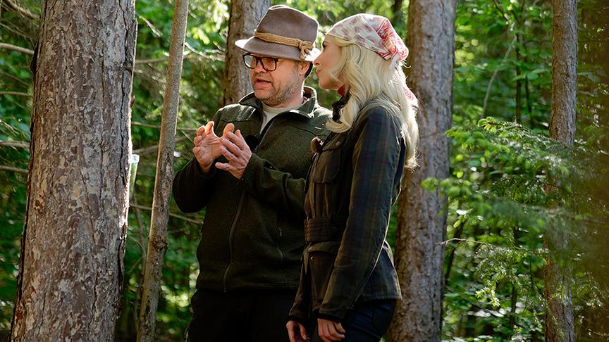 Silvia wird von Robert Rendl in die Geheimnisse der Harzgewinnung eingeweiht.