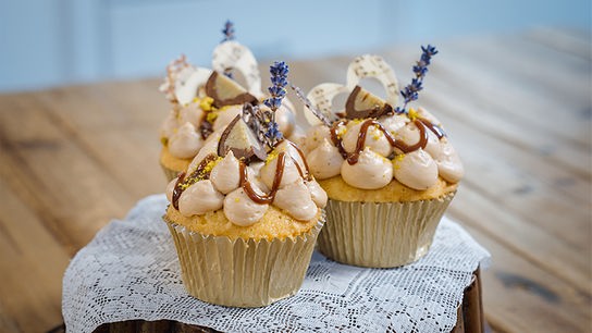 Haselnuss Cupcakes gefüllt mit Sauerkirschen und Nougatmousse