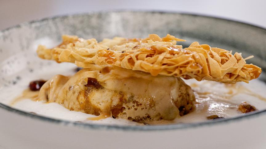 Haselnussstrudel mit Toffee-Sauce, Mascarpone-Schaum und Haselnusseis