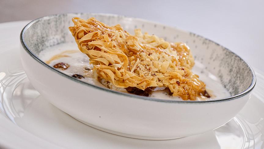 Haselnussstrudel mit Toffee-Sauce, Mascarpone-Schaum und Haselnusseis