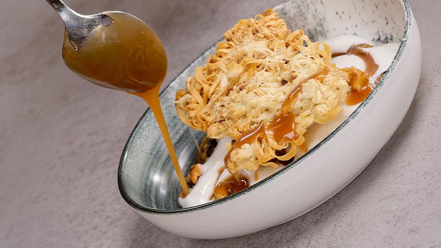 Haselnussstrudel mit Toffee-Sauce, Mascarpone-Schaum und Haselnusseis