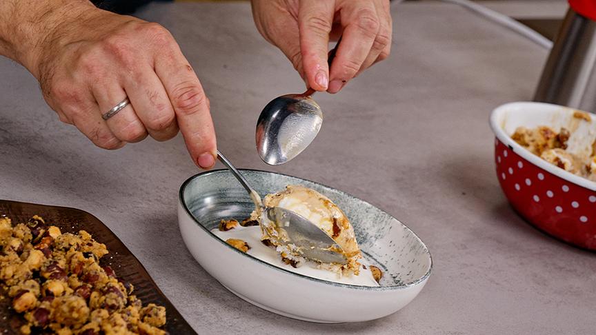 Haselnussstrudel mit Toffee-Sauce, Mascarpone-Schaum und Haselnusseis