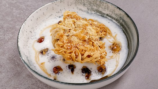 © ORF/ Silvia Schneider GmbH/ Juraj Melicher Haselnussstrudel mit Toffee-Sauce, Mascarpone-Schaum und Haselnusseis