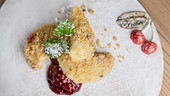 Himbeer-Topfentascherl mit Pfefferbrösel
