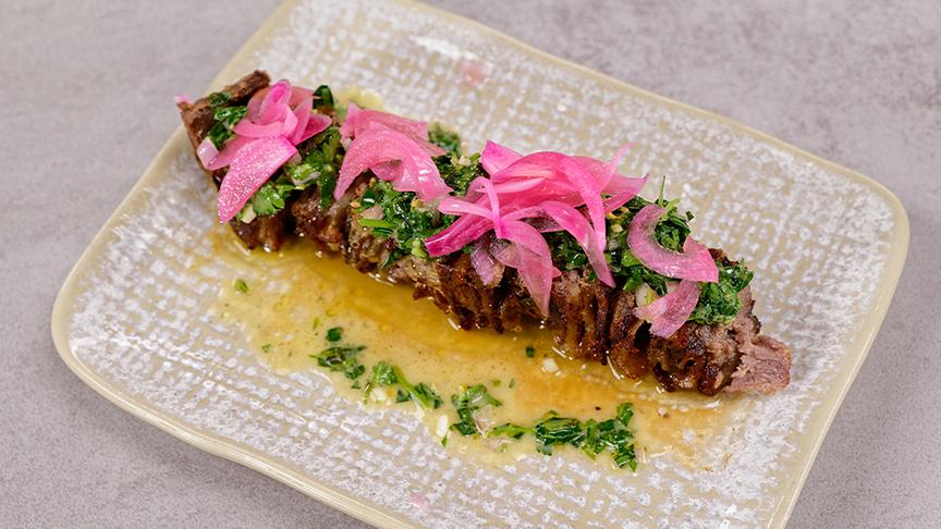 Hirschspieß mit Lardo, österreichischem Kräuter-Chimichurri und Zwiebel