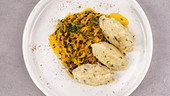 Hokkaido-Salat mit Kräutertopfennockerl
