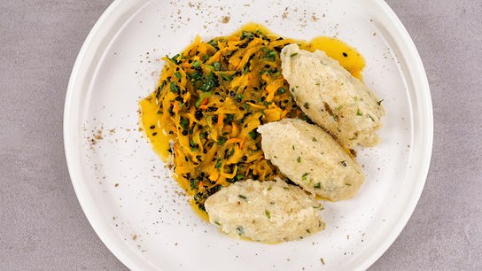 © Foto: ORF/ Silvia Schneider GmbH/ Juraj Melicher Hokkaido-Salat mit Kräutertopfennockerl