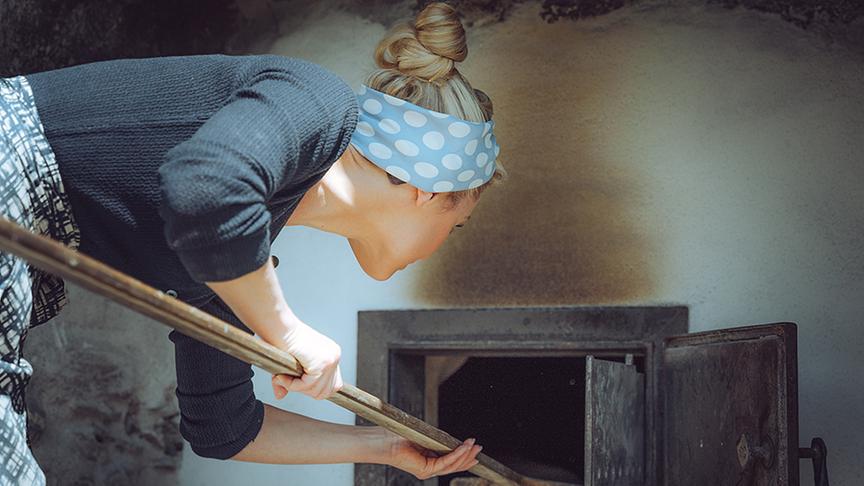 © Foto: Simeon Baker Silvia Schneider zu Besuch bei Günther Katschner.