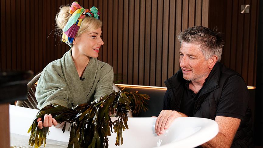 Neil Walton erklärt Silvia, was ein Algen-Bad bewirkt.