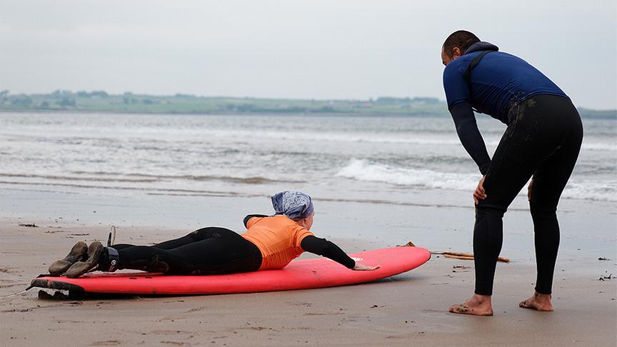 Silvia lernt in Irland surfen.