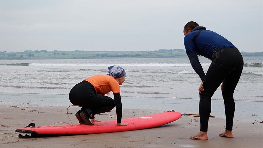 Silvia lernt in Irland surfen.