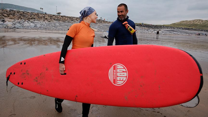 Silvia lernt in Irland surfen.