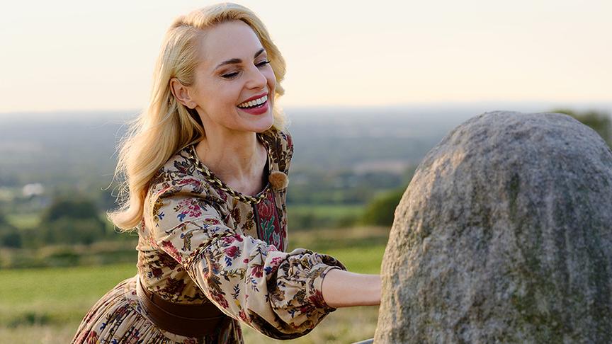 Silvia beim legendären Stone of Destiny (Schicksalsstein) auf dem Hügel von Tara.