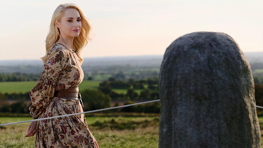 Silvia beim legendären Stone of Destiny (Schicksalsstein) auf dem Hügel von Tara.