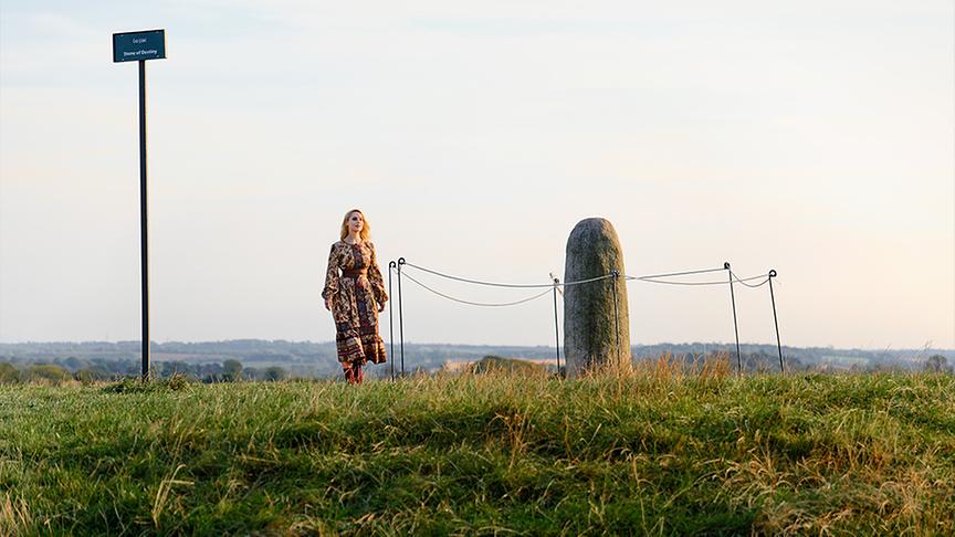 Silvia beim legendären Stone of Destiny (Schicksalsstein) auf dem Hügel von Tara.