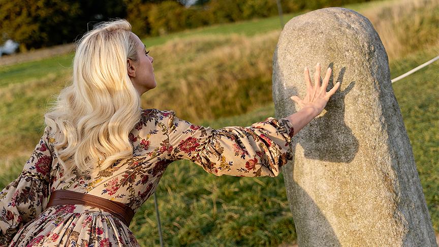 Silvia beim legendären Stone of Destiny (Schicksalsstein) auf dem Hügel von Tara.