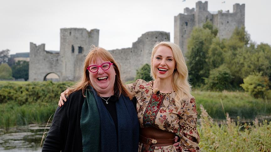 Trim Castle - Irlands größte normannische Burgruine aus dem 12. Jahrhundert (im Bild: Silvia mit der Historikerin Kelly Fitzgerald)