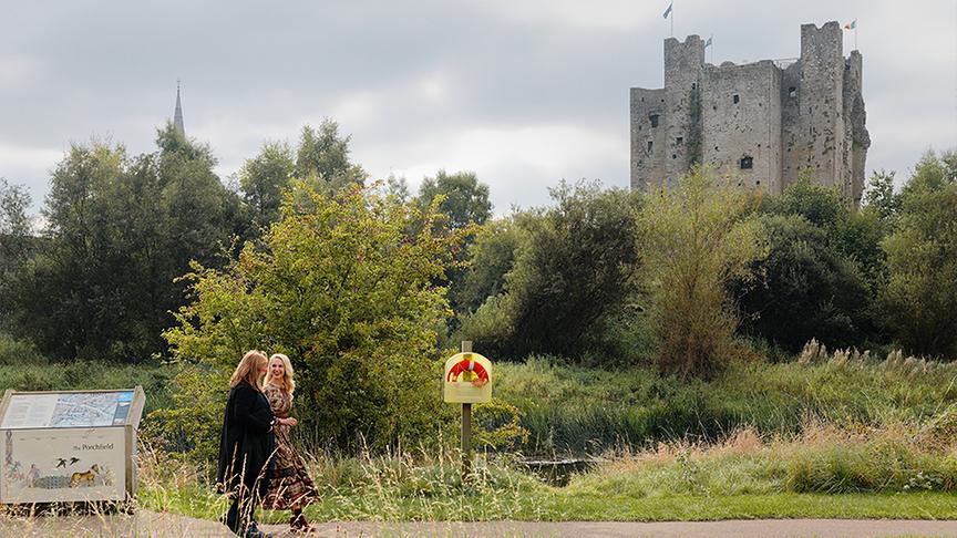 Trim Castle - Irlands größte normannische Burgruine aus dem 12. Jahrhundert (im Bild: Silvia mit der Historikerin Kelly Fitzgerald)