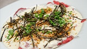 Japanisches Carpaccio mit Nori, Zitrus, Shiso und Quinoa