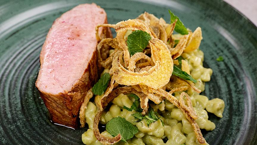Kalb mit Spätzle, Bärlauch Sauce und Röstzwiebeln