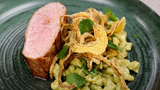 Kalb mit Spätzle, Bärlauch Sauce und Röstzwiebeln