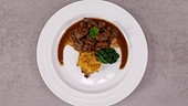 Kalbsnieren mit Senf-Balsamico-Sauce, Blattspinat und Rösti