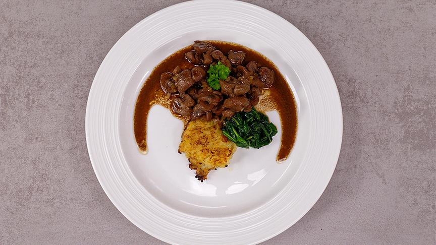 © Foto: ORF/ Silvia Schneider GmbH/ Juraj Melicher Kalbsnieren mit Senf-Balsamico-Sauce, Blattspinat und Rösti