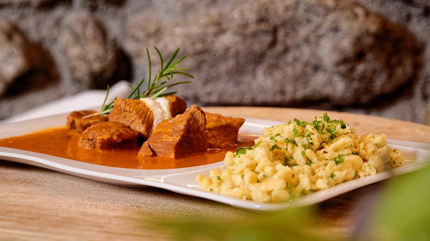 © Foto: ORF/ Silvia Schneider GmbH/ Juraj Melicher Kalbsrahmgulasch mit Butterspätzle