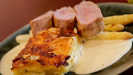 Kalbsrücken, Kartoffelgratin mit Radstädter Schüsselkäse und Ofenspargel und Tannennadeln