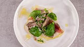 Kalbszunge lauwarm mit Räucheraalcreme, Zitronen-Basilikum-Dressing & Bärlauchkapern