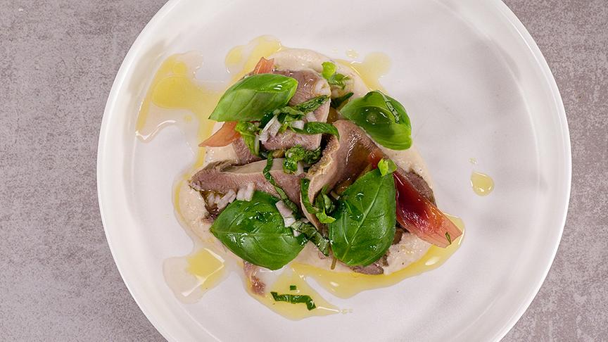 Kalbszunge lauwarm mit Räucheraalcreme, Zitronen-Basilikum-Dressing & Bärlauchkapern