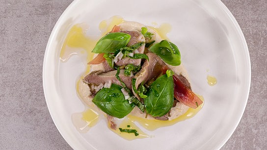 © ORF/ Silvia Schneider GmbH/ Juraj Melicher Kalbszunge lauwarm mit Räucheraalcreme, Zitronen-Basilikum-Dressing & Bärlauchkapern