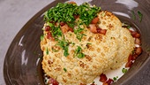Karfiol im Ganzen mit Sauerrahm, Speck und Kümmel