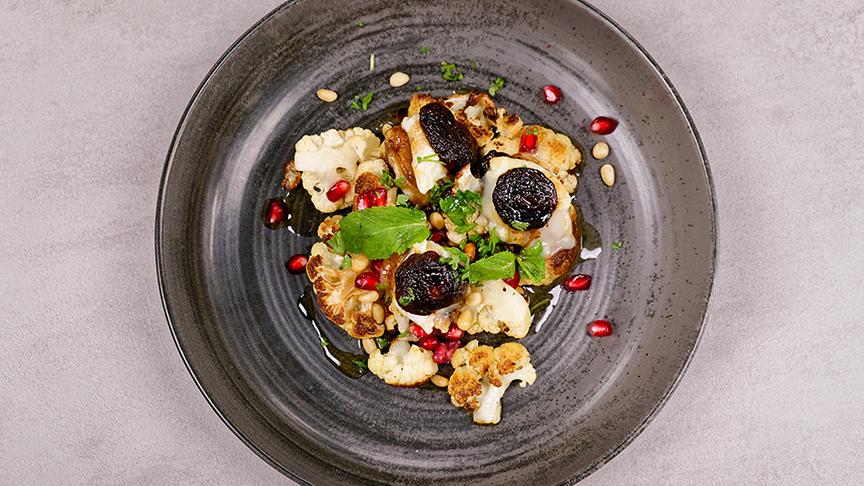 Karfiolsalat mit Pinienkernen, Granatapfel und Shiitakepilz-Macarons