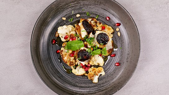 Karfiolsalat mit Pinienkernen, Granatapfel und Shiitakepilz-Macarons