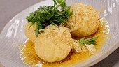 Kartoffelknödel mit Ziegenkäse, Wildkräuter und brauner Butter