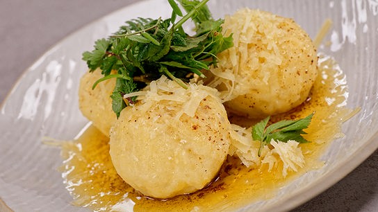 © Foto: ORF/ Silvia Schneider GmbH/ Juraj Melicher Kartoffelknödel mit Ziegenkäse, Wildkräuter und brauner Butter