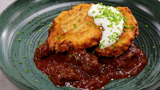 © Foto: ORF/ Silvia Schneider GmbH/ Juraj Melicher Placki ziemniaczane (Kartoffelpuffer) & Gulasz wołowy (Rindergulasch)