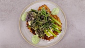 Kartoffelrösti mit Spargel, Frischkäse und Bärlauch-Sauerrahm