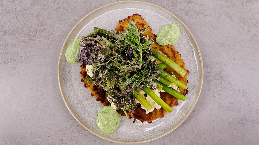 Kartoffelrösti mit Spargel, Frischkäse und Bärlauch-Sauerrahm