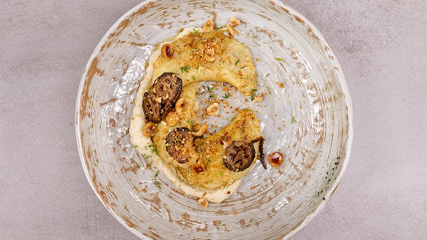 © Foto: ORF/ Silvia Schneider GmbH/ Juraj Melicher Kartoffeltaschen mit Maronen-Pilzfülle und schwarzer Nuss auf Selleriecreme mit Haselnuss-Thymian-Butter