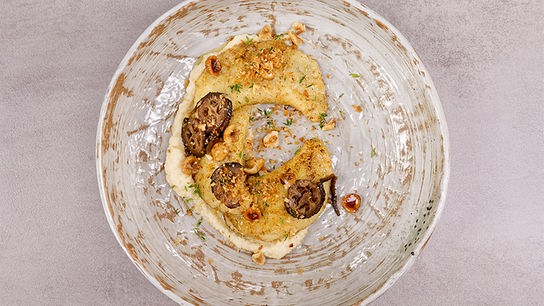 Kartoffeltaschen mit Maronen-Pilzfülle und schwarzer Nuss auf Selleriecreme mit Haselnuss-Thymian-Butter