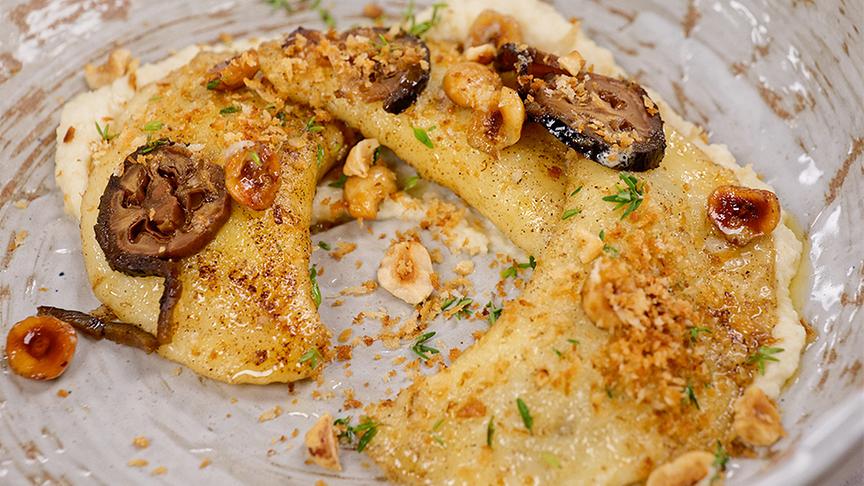 © Foto: ORF/ Silvia Schneider GmbH/ Juraj Melicher Kartoffeltaschen mit Maronen-Pilzfülle und schwarzer Nuss auf Selleriecreme mit Haselnuss-Thymian-Butter