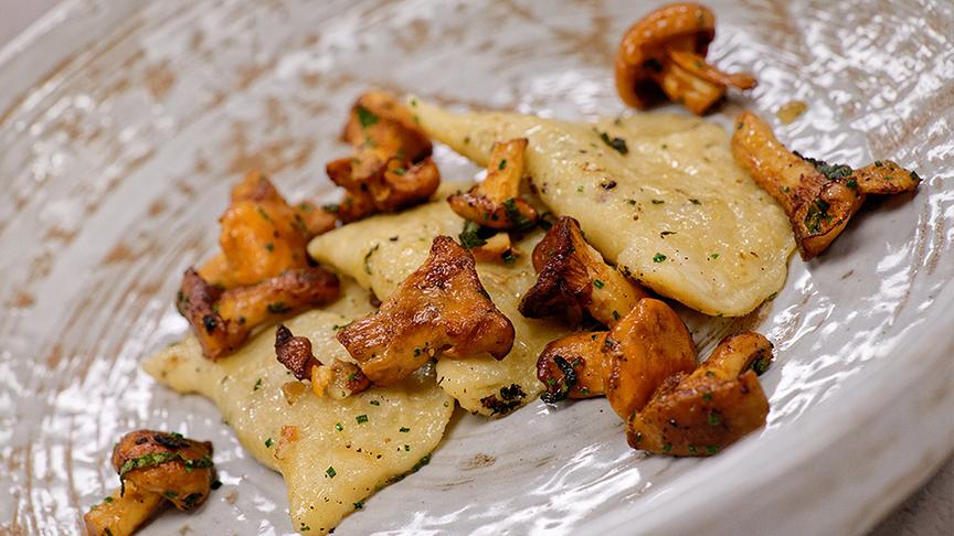 © Foto: ORF/ Silvia Schneider GmbH/ Juraj Melicher Kartoffelteigtaschen mit Eierschwammerl und Salbei