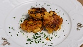 Kaspressknödel mit Joghurtdip