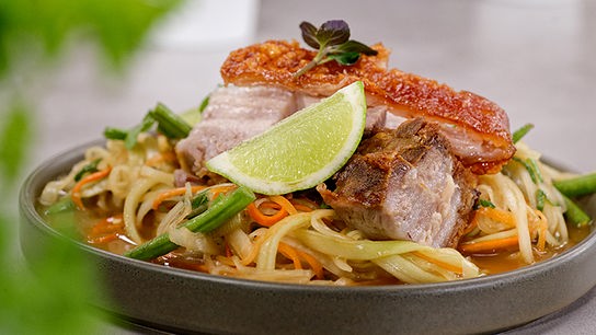 Knuspriger Schweinebauch mit thailändischem Papaya-Salat
